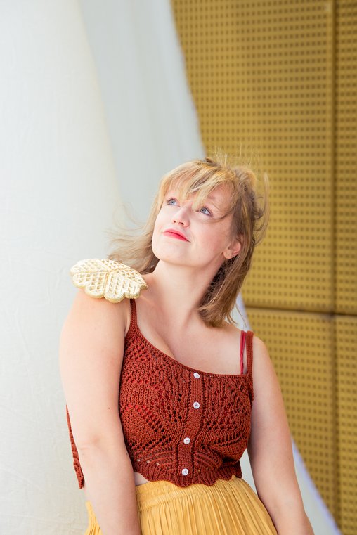 Nora Böttger, Künstlerisches Betriebsbüro des Theater Pfütze e. V. mit goldener Waffel auf der Schulter