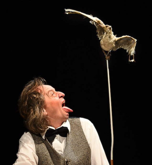 Das große Giggler-Geheimnis, Schauspieler Christof Lappler streckt ausgestopftem Vogel über ihm die Zunge raus