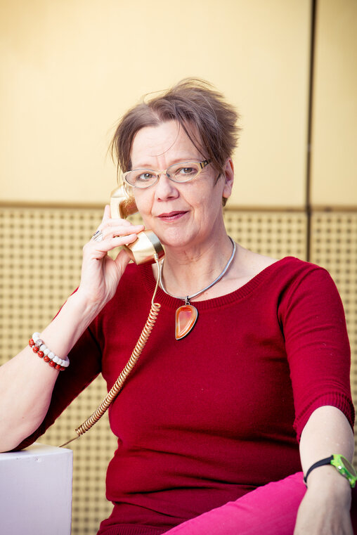 Barbara Bücking, Besucher·innenservice im Theater Pfütze in Nürnberg mit goldenem Telefon am Ohr