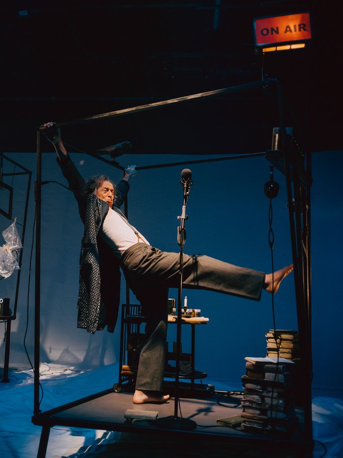 Duftwolke 3 bis 3000, Schauspieler Christof Lappler hängt sich an Stahlkonstruktion auf der Bühne