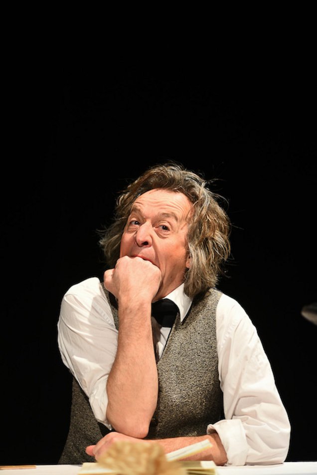 Das große Giggler-Geheimnis, Schauspieler Christof Lappler versucht seine Faust in den Mund zu nehmen