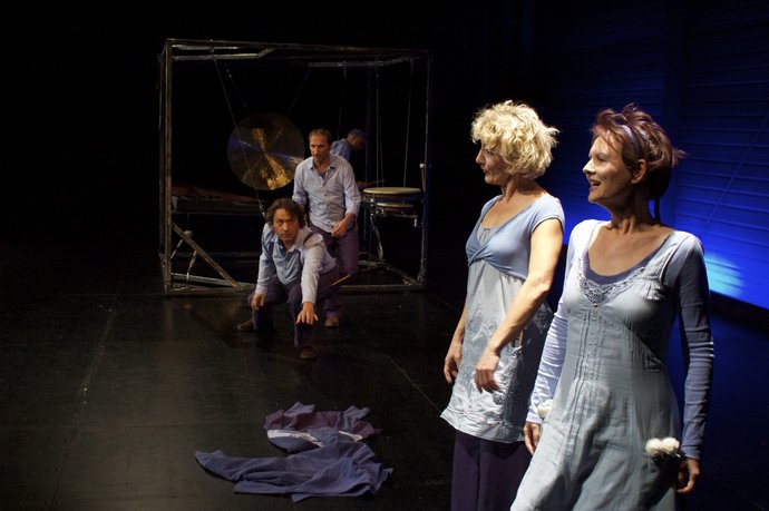 Das Kind der Seehundfrau. Foto aus dem Theaterstück. Zwei Männer und zwei Frauen interagieren.