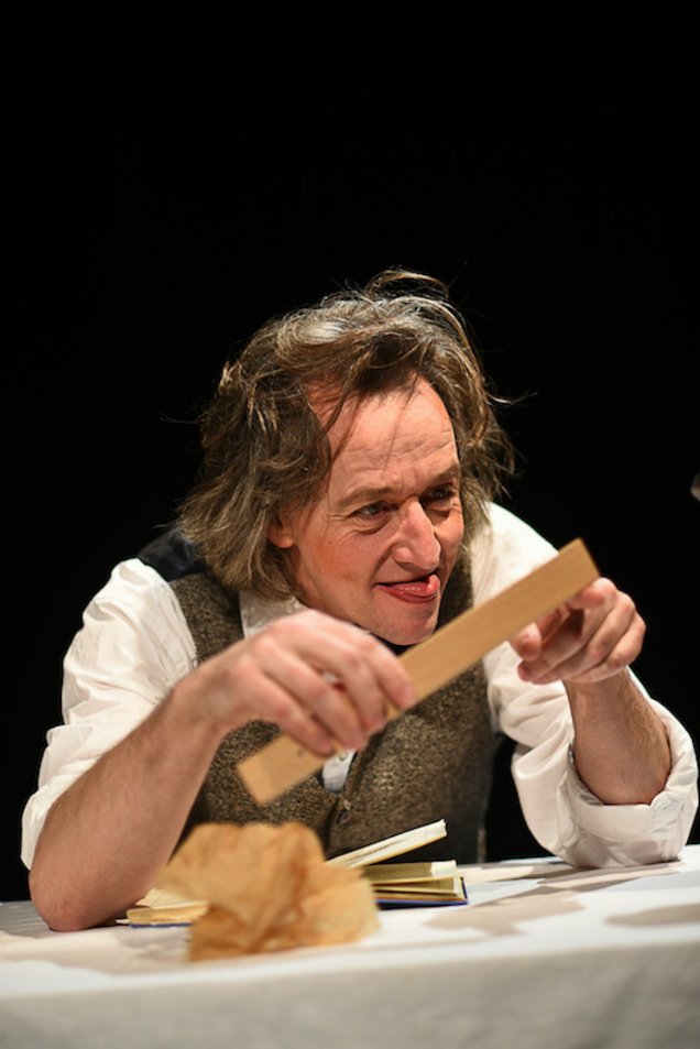 Das große Giggler-Geheimnis, Schauspieler Christof Lappler mit Lineal in der Hand