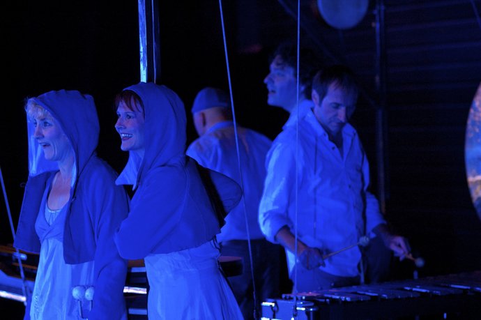 Das Kind der Seehundfrau, Fotos aus dem Theaterstück. Alle Darstellerinnen in blauem Licht.