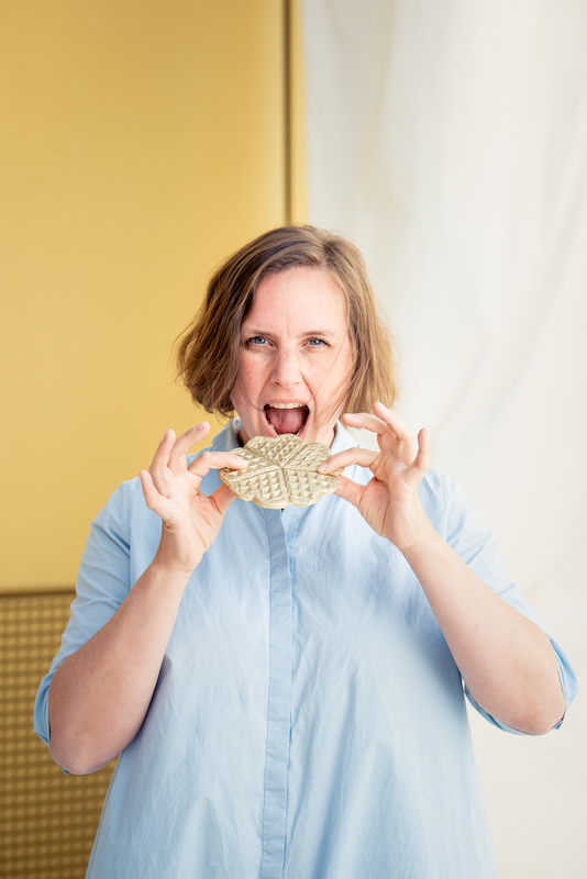 Waffelsonntag im Theater Pfütze. Theaterpädagogin Eva Ockelmann beißt freudig in eine goldene Waffel