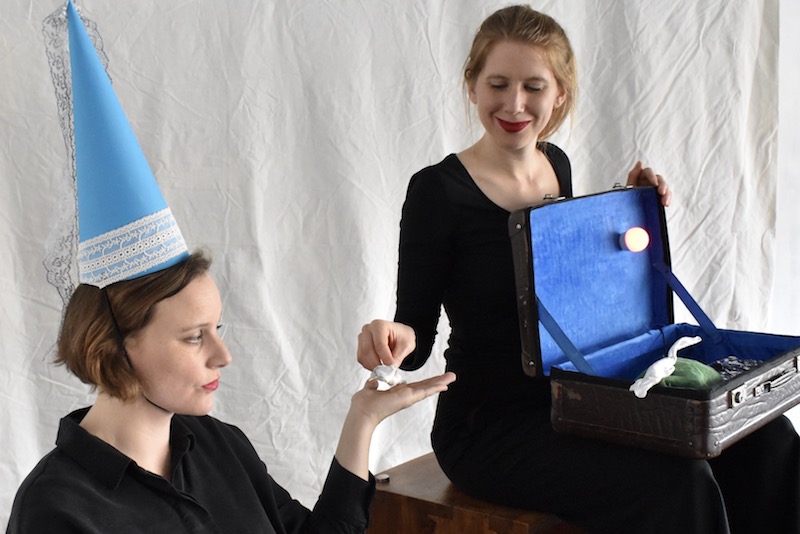 eine Maus fürs Glück, Theaterpädagoginnen Miriam Bernhardt & Eva Ockelmann spielen ein Theaterstück aus dem Koffer