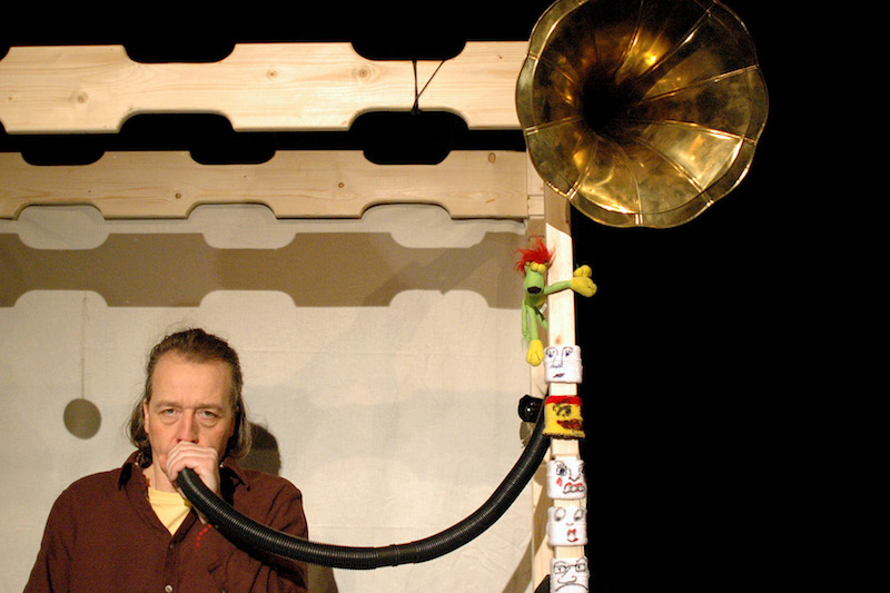 Weißnich, Schauspieler Christof Lappler bläst in eine Konstruktion mit Grammophon