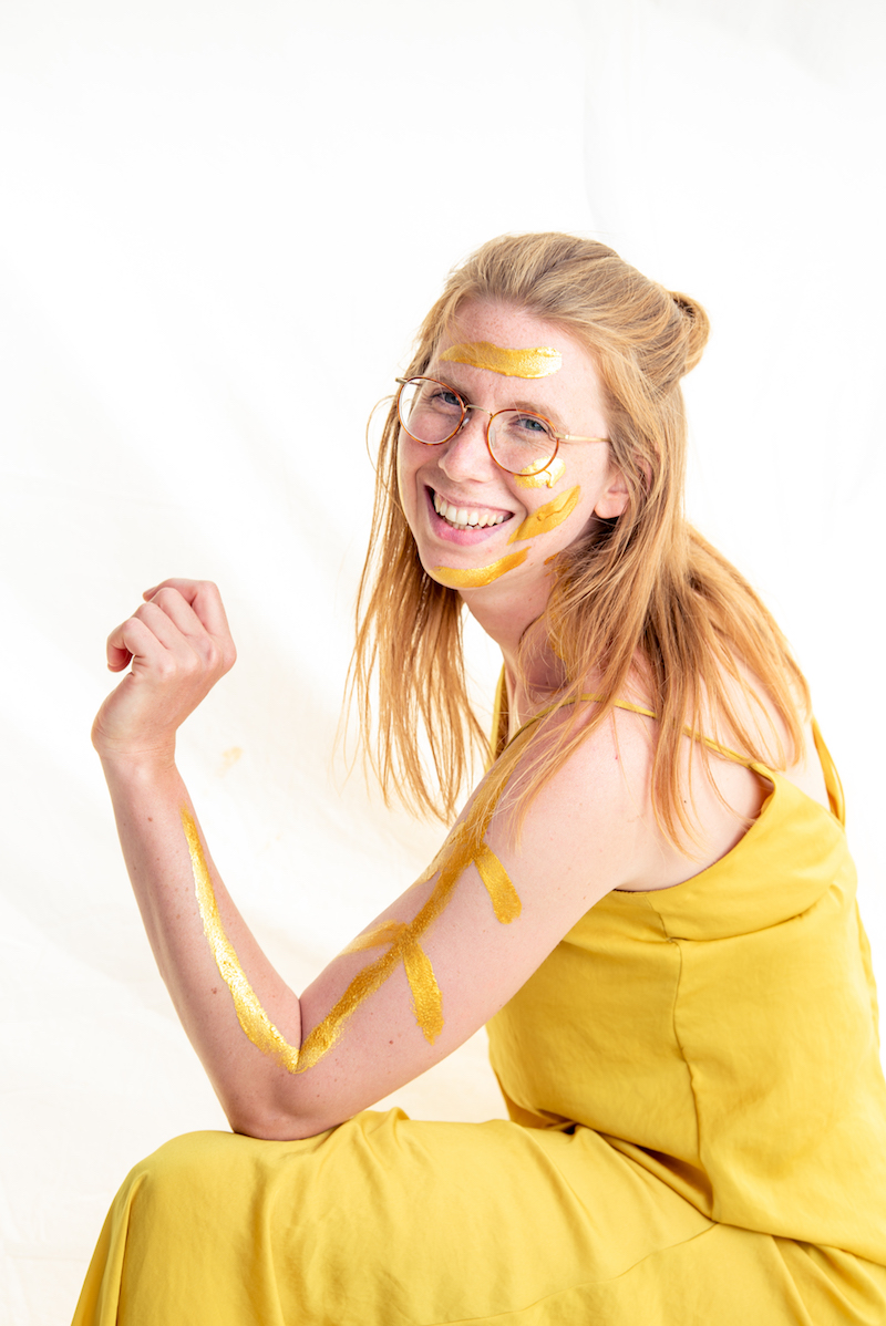 Miriam Bernhardt Theaterpädagogin im Theater Pfütze mit goldener Farbe auf den Armen, lacht in Kamera