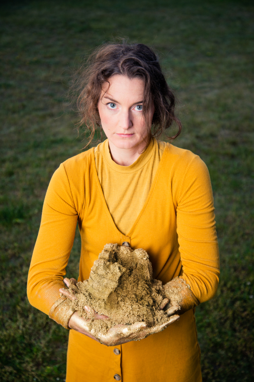 Ronja Räubertochter, Pfütze-Schauspiel, Ronja mit goldener, zerfallender Sandburg im Arm.